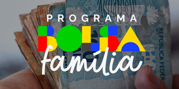 Logotipo do Programa Bolsa Família estilizado com formas geométricas coloridas sobre uma imagem de notas de Real (dinheiro brasileiro) sendo seguradas por uma mão.