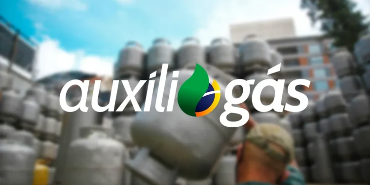 Pessoa carregando botijão de gás com pilha de botijões ao fundo em área urbana.