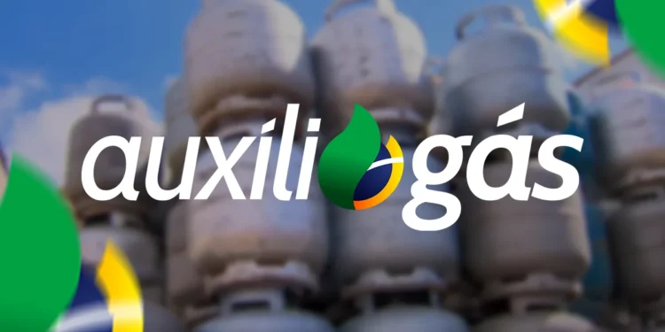 Pilha de botijões de gás com o logotipo do Auxílio Gás em destaque na frente.