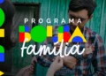 Imagem do Programa Bolsa Família, mostrando uma família recebendo apoio financeiro.