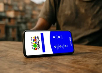 Tela do celular com o aplicativo do Programa Bolsa Família aberto, exibindo opções de acesso e informações