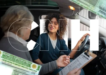 Instrutora e aluna durante avaliação de direção dentro do carro com CNH em destaque.