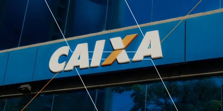 Fachada da Caixa Econômica Federal destacando atendimento bancário durante feriados.