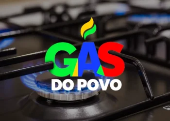 Chama acesa em um fogão a gás com o logo 'Gás do Povo' sobreposto.