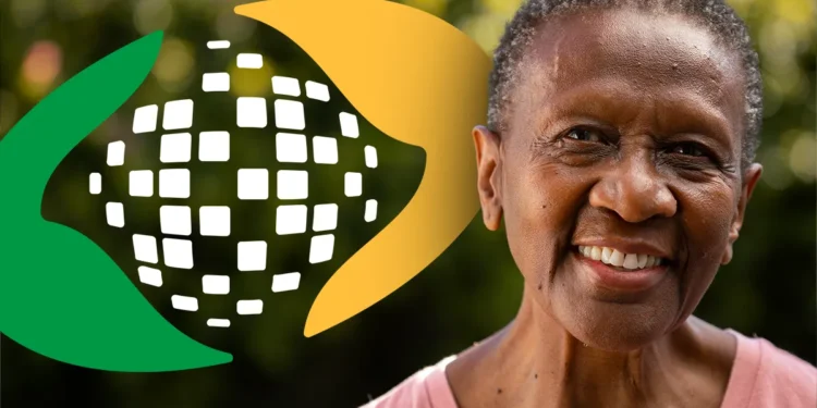 Idosa sorrindo com fundo suave, ilustrando a necessidade de atualização cadastral e biometria para aposentados do INSS em 2026.