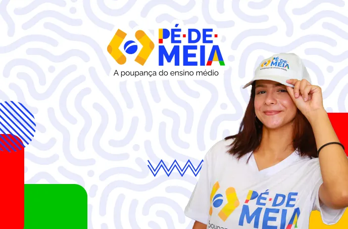 Campanha Pé-de-Meia e Dignidade Menstrual para alunas da rede pública. Jovem com camiseta e boné da campanha Pé-de-Meia, sorrindo e com a logo visível, destacando a importância da educação financeira para estudantes.