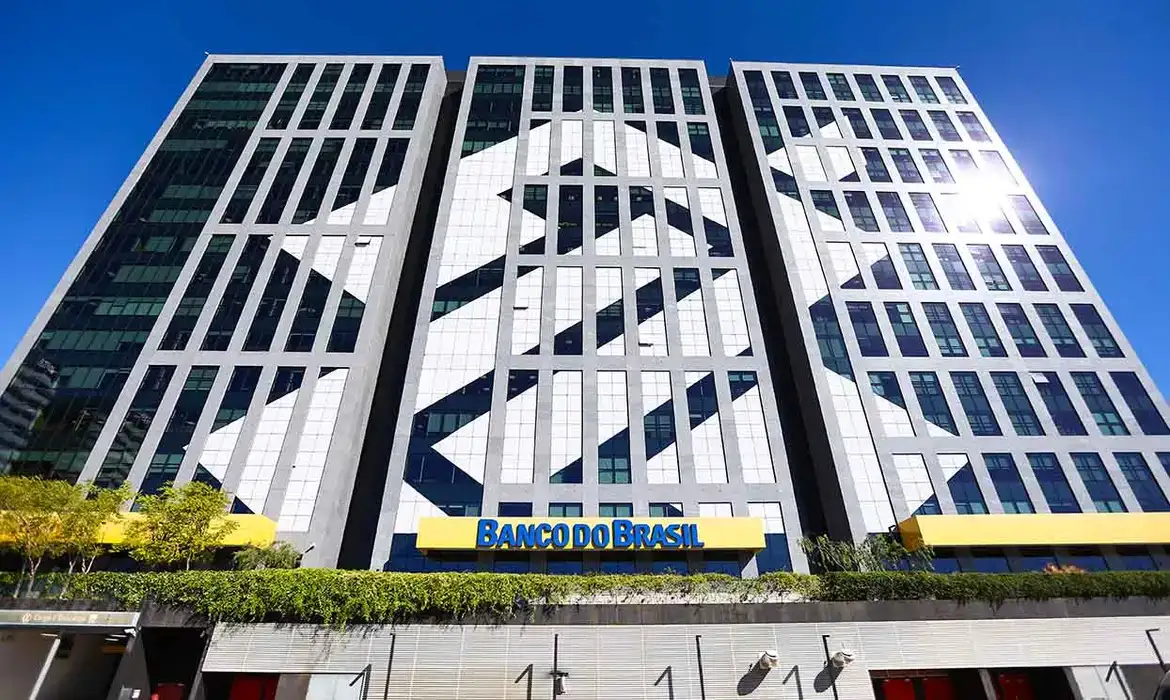 Banco do Brasil 2025 Fachada do edifício do Banco do Brasil, ilustrando a arquitetura moderna e o logotipo do banco.