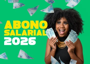 Mulher feliz segurando notas de cem reais com dinheiro caindo ao redor e fundo verde com texto Abono Salarial 2026