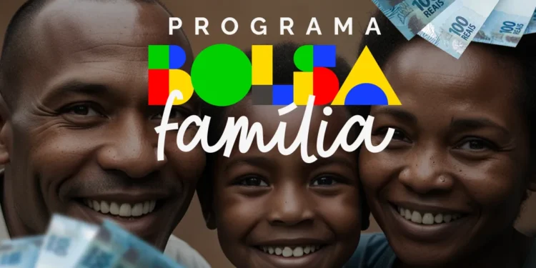Família feliz sorrindo segurando cédulas de cem reais com logo colorido do Programa Bolsa Família ao centro.
