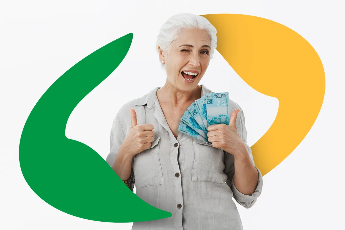 Aposentada feliz segurando dinheiro em real brasileiro Mulher idosa sorridente segurando notas de dinheiro brasileiro com símbolos verdes e amarelos ao fundo