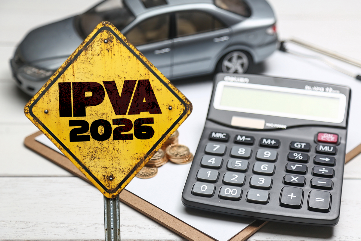 IPVA 2026. Placa amarela com aviso IPVA 2026, calculadora, moedas e modelo de carro cinza