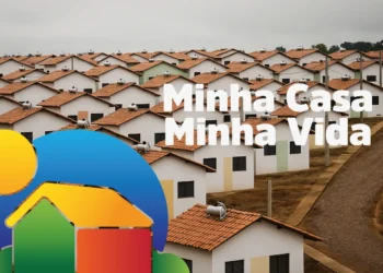 Conjunto de casas do programa Minha Casa Minha Vida com telhados vermelhos e paredes brancas em área residencial organizada.