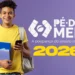Jovem estudante segurando cadernos e celular, com mochila e camiseta amarela em fundo roxo, ao lado do logo Pé-de-Meia 2026.