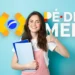 Jovem segurando cadernos com polegar levantado, logo do Pé-de-Meia ao fundo