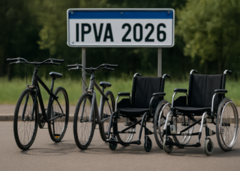Duas bicicletas e duas cadeiras de rodas com placa IPVA 2026 ao fundo em área externa.