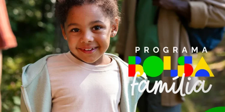 Criança sorrindo com logo do Programa Bolsa Família ao lado, inclusão social em destaque.