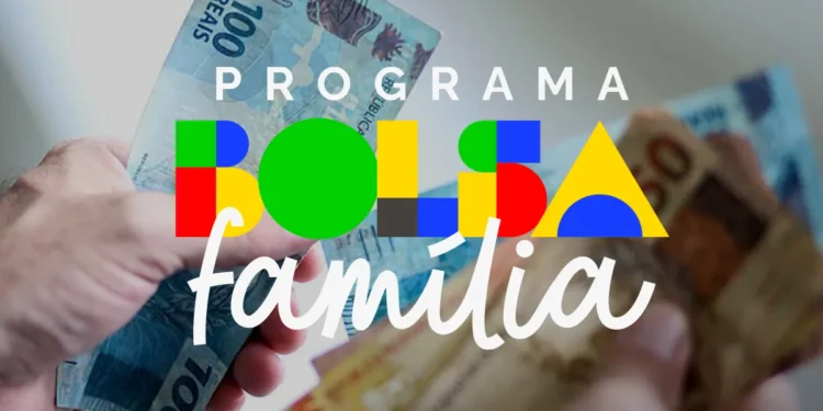 Mãos segurando notas de reais com o logo do Bolsa Família em destaque.
