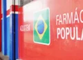 Farmácia Popular no Brasil com sinalização visível da bandeira nacional, indicando o programa de medicamentos gratuitos.