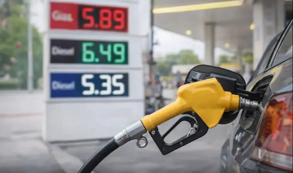 Aumento do ICMS eleva preços da gasolina, diesel e gás em 2026. Bico de combustível abastecendo carro em posto com painel de preços após aumento do ICMS em 2026.