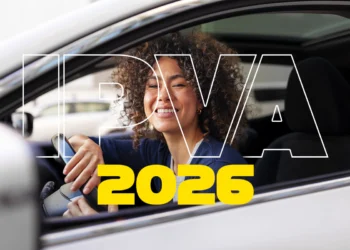 Mulher sorrindo dentro do carro, com destaque para a sigla IPVA 2026