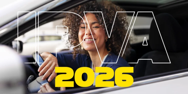 Mulher sorrindo dentro do carro, com destaque para a sigla IPVA 2026
