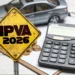 Placa de alerta IPVA 2026 ao lado de calculadora, moedas e carro, representando custos e cobrança do imposto veicular.