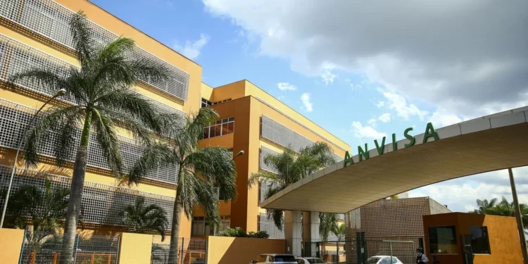 O prédio da ANVISA, agência reguladora de saúde no Brasil, com arquitetura moderna e cercado por árvores.