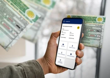 Pessoa segurando celular com app da CNH Digital ao lado de uma CNH física, mostrando tecnologia em 2026