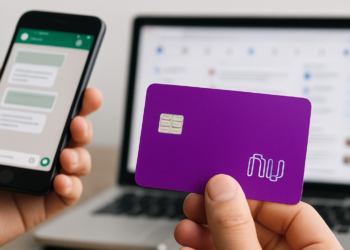 Mão segurando cartão Nubank roxo e celular com mensagens; alerta de boatos falsos em destaque.