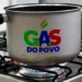 Panela sobre fogão aceso simbolizando uso do gás de cozinha por famílias beneficiadas.