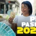 Pessoa sorrindo com cédulas de dinheiro, representando o benefício do PIS/PASEP 2026.