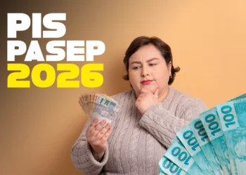 Pessoa segurando dinheiro e pensativa sobre o PIS/PASEP 2026, com notas de 100 e 200 reais.