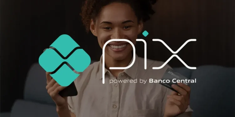 Imagem de uma mulher sorrindo enquanto segura um celular e um cartão de crédito, com o logo do Pix sobreposto.