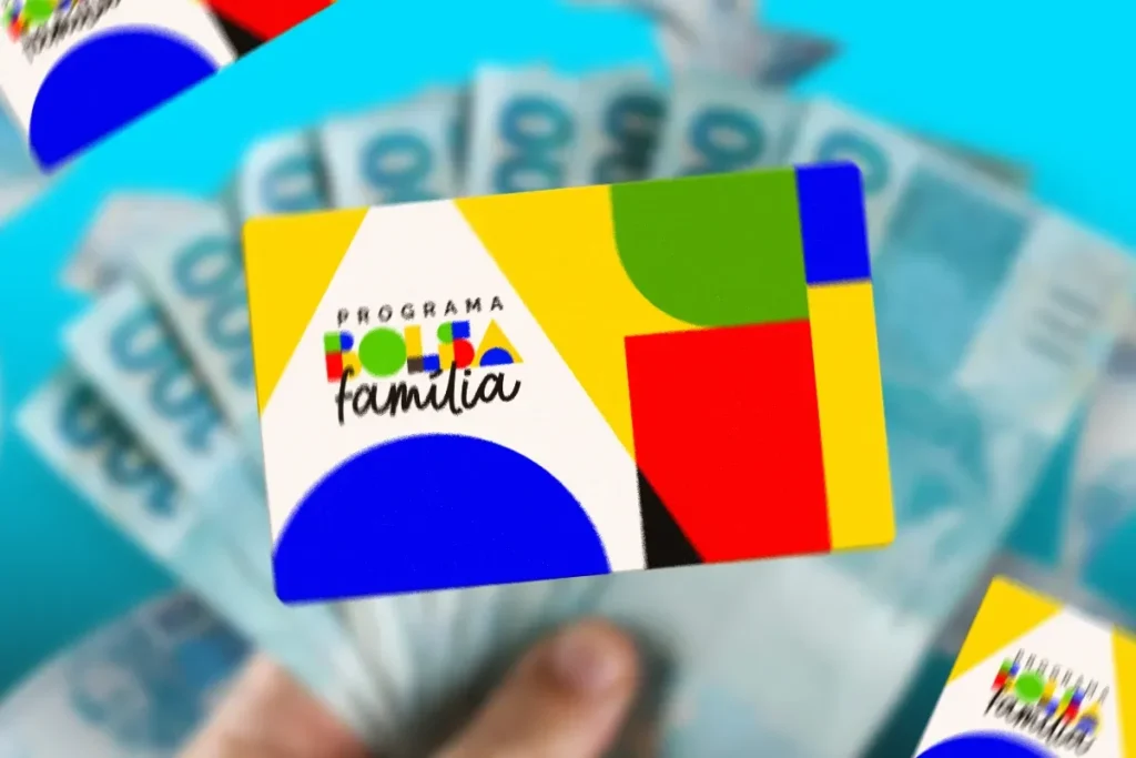 Saque do Bolsa Família e seu cartão, com dinheiro ao fundo. Cartão do Bolsa Família sobre notas de dinheiro, representando o saque do benefício.