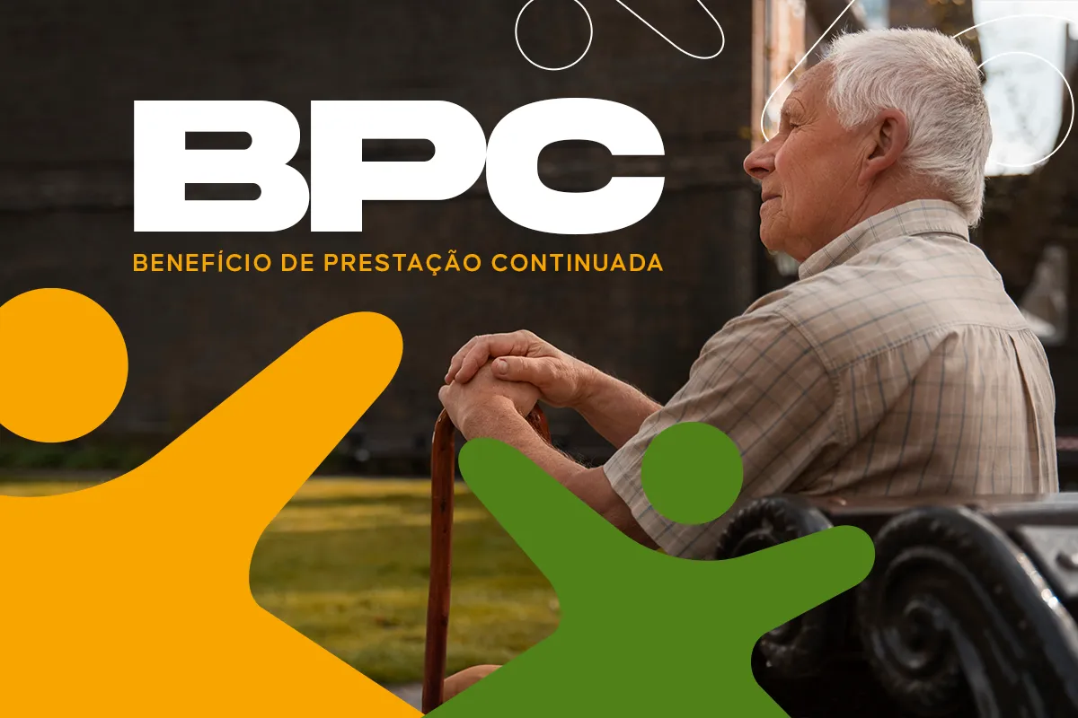 Idoso sentado em banco de praça e destaque do BPC em 2026 Homem idoso sentado em banco de madeira segurando bengala com logo BPC ao fundo