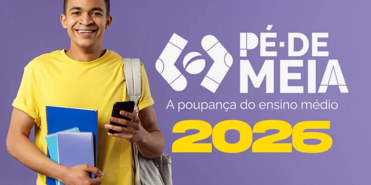 Estudante sorridente segura cadernos e celular, com mochila e fundo roxo ao lado do logo Pé-de-Meia 2026