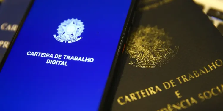 Celular exibindo Carteira de Trabalho Digital ao lado de Carteira de Trabalho física