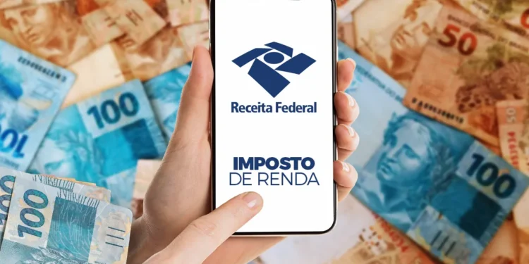 Pessoa utilizando celular com logo da Receita Federal e dinheiro em reais ao fundo