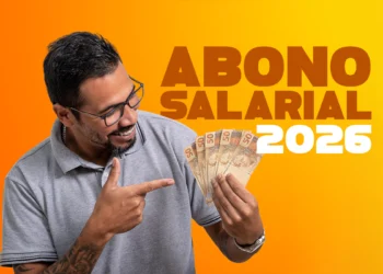Homem com óculos aponta sorrindo para notas de cinquenta reais em fundo laranja ao lado do texto Abono Salarial 2026.