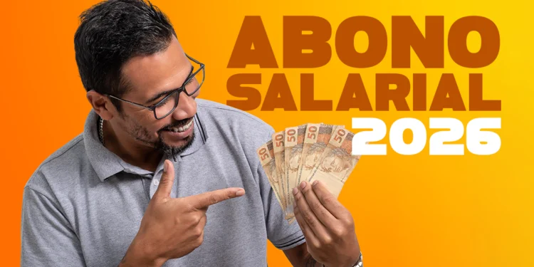 Homem com óculos aponta sorrindo para notas de cinquenta reais em fundo laranja ao lado do texto Abono Salarial 2026.