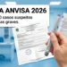 Mão segurando caneta de emagrecimento, bula e laudo médico em consultório moderno.