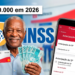 Idoso sorrindo segura cartão Bradesco e cédulas de R$ 100 ao lado de celular com app antecipação INSS 2026.