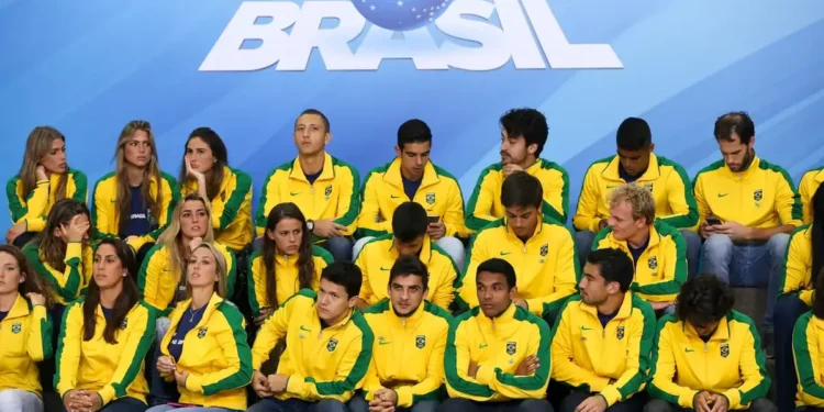 Atletas brasileiros reunidos em evento oficial que representa o apoio financeiro do programa Bolsa Atleta.