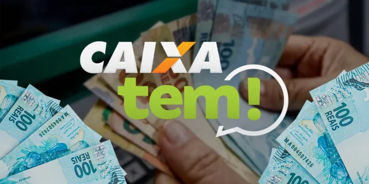 Mãos segurando notas de reais com logo Caixa Tem ao centro, frente a caixa eletrônico.