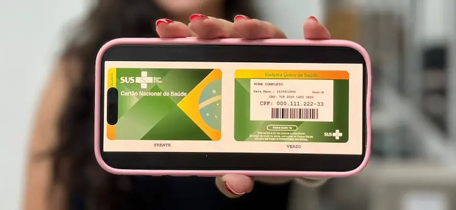 Novo cartão do SUS com CPF em destaque nas mãos de usuário. Pessoa exibindo novo cartão do SUS com CPF impresso no canto direito.