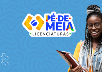 Estudante segurando materiais de estudo ao lado do logotipo do Pé-de-Meia Licenciaturas com cadastro aberto pelo MEC