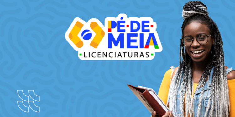 Estudante segurando materiais de estudo ao lado do logotipo do Pé-de-Meia Licenciaturas com cadastro aberto pelo MEC