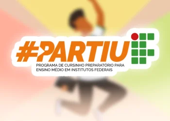 Jovem pulando animado ao lado do logo #Partiu IF com mochila e caderno