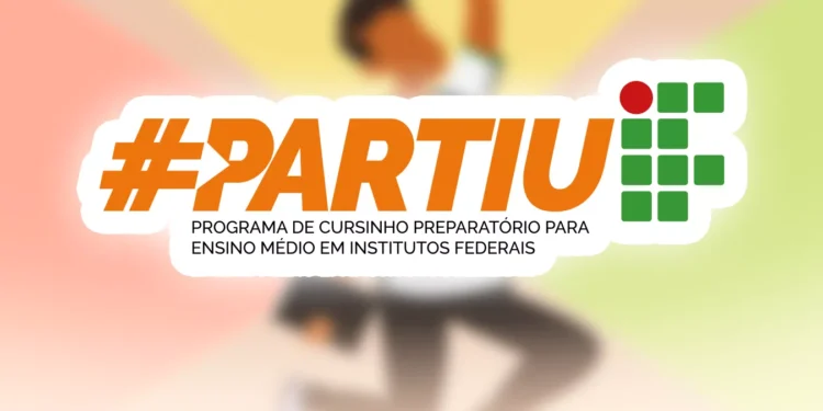 Jovem pulando animado ao lado do logo #Partiu IF com mochila e caderno