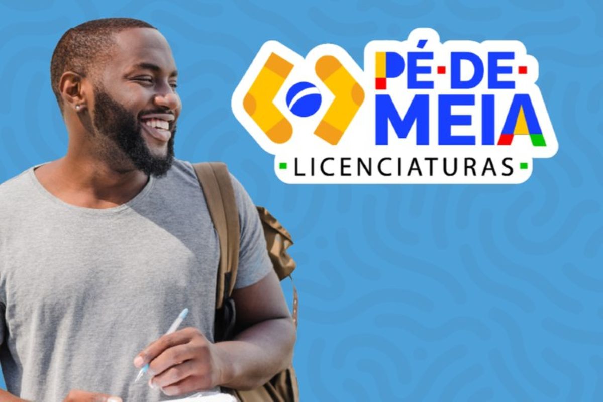 Quem pode participar do Pé-de-Meia Licenciaturas Estudante universitário com mochila ao lado do logotipo do Pé-de-Meia Licenciaturas que indica quem pode participar do programa